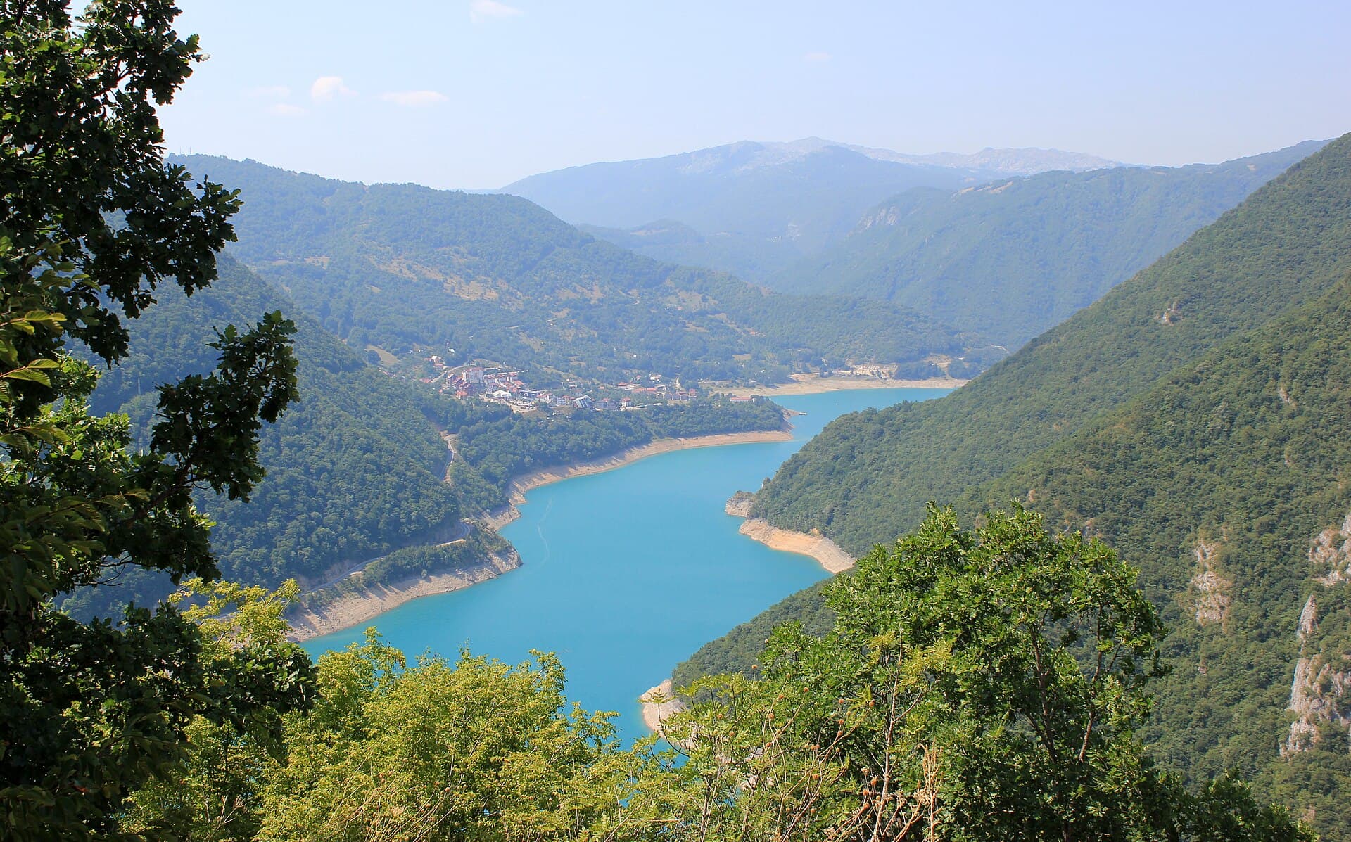 Hiking in Piva lake